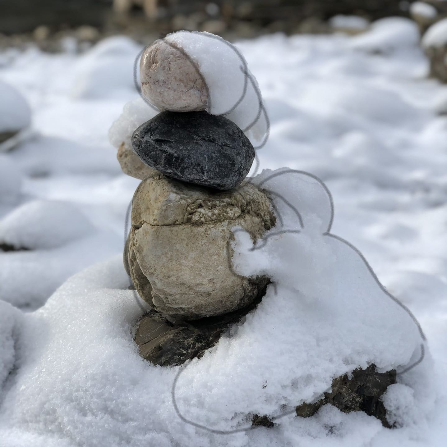 Steinmaenchen mit Schnee