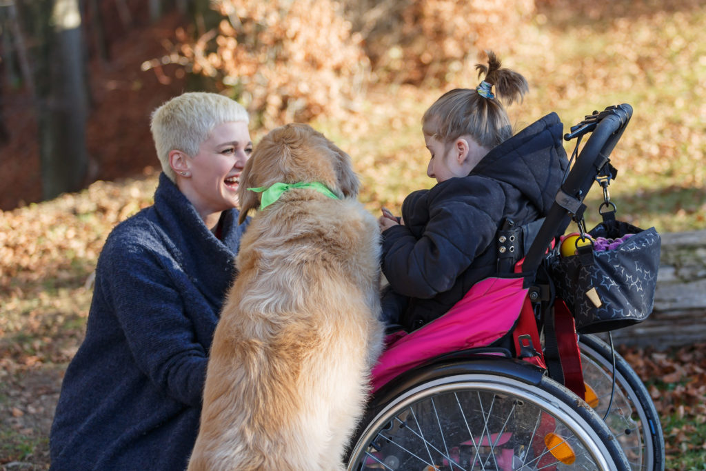 Hund Timber, Johanna und Kind im Rollstuhl