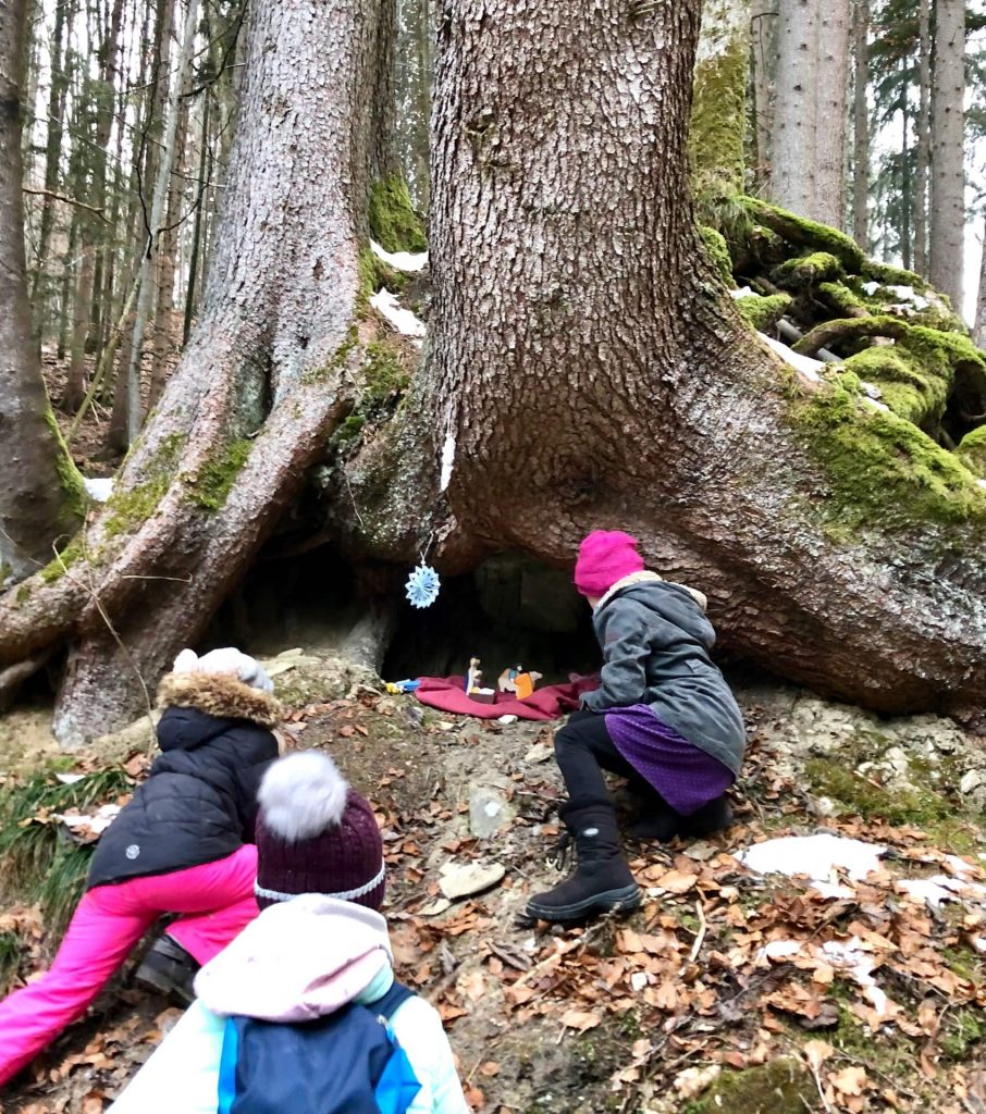 Kinder haben die Waldkrippe gefunden